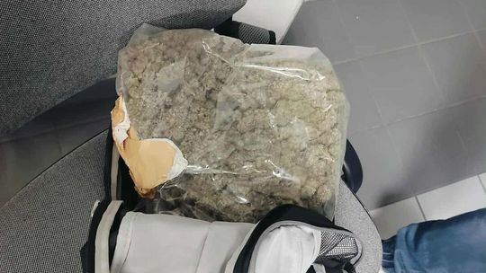 Pił piwo na ulicy, a w plecaku miał kilogram narkotyków. Grozi mu 10 lat więzienia