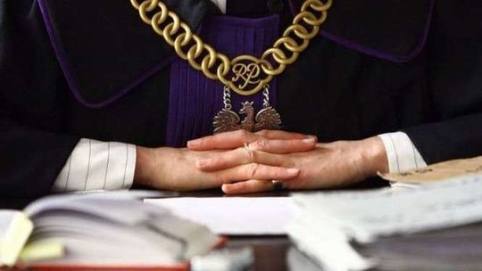Piła i znęcała się nad kilkuletnimi córkami. Wyrok dla brutalnej matki