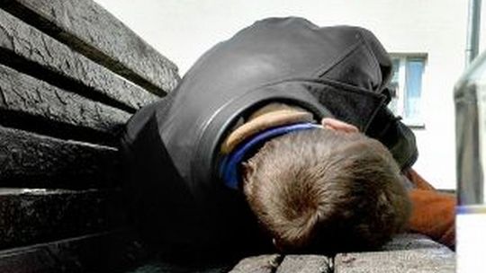 Pili alkohol w sklepie. Sklepowa ukryła ich na zapleczu