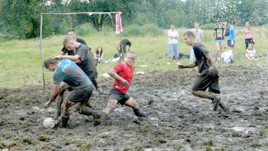 Piłka kopana w błocie - zawody w Krasnobrodzie