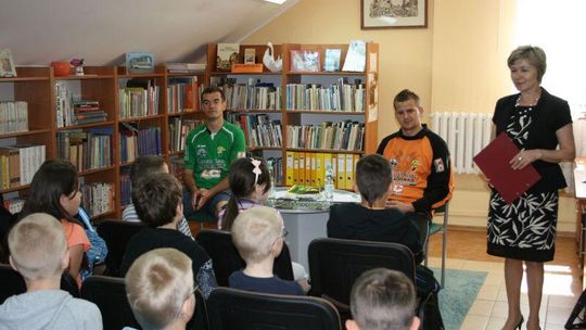 Piłkarze Bogdanki spotkali się z dziećmi w bibliotece. W niedzielę zagrają z Niecieczą