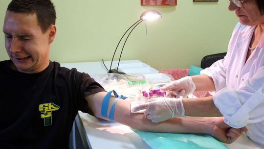 Piłkarze GKS Bogdanka pomagają choremu 20-latkowi (zdjęcia)