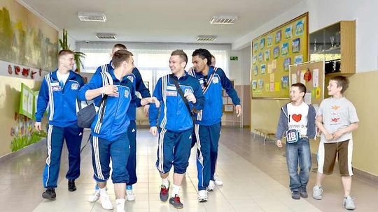 Piłkarze Motoru Lublin odwiedzają uczniów w szkołach