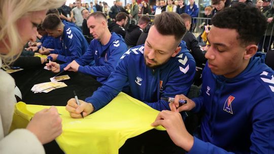 Piłkarze Motoru Lublin rozdawali autografy. Chętnych w Olimpie nie brakowało