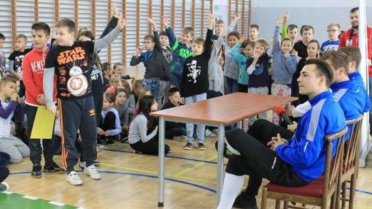 Piłkarze Wisły Puławy przekonują, że kopanie piłki ciekawsze niż komputer