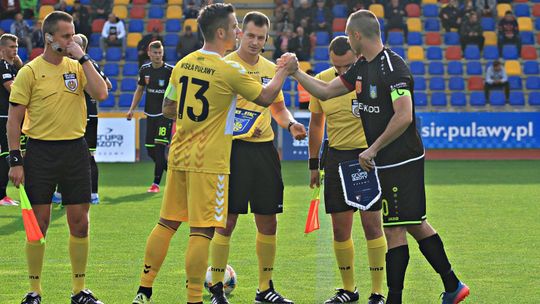 Piłkarze Wisły Puławy walczą z nudą, czyli toilet paper challenge [wideo]