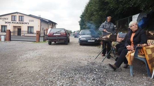 Pilnują dzień i noc już od prawie 100 dni. Nie chcą we wsi spopielarni zwłok