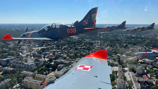 Piloci pokazali się w Warszawie. Teraz ćwiczą przed Air Show