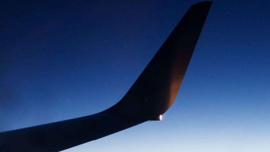 Pilot pasażerskiego boeinga pomylił lotniska. Zdołał się zatrzymać przed końcem pasa (wideo)