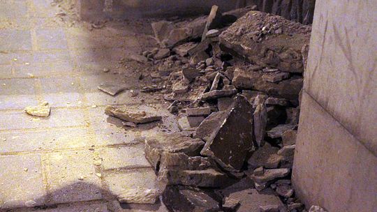 Piłsudskiego: Spadający gzyms ranił pieszego