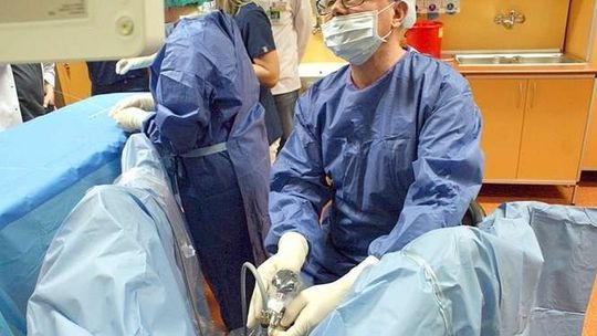 Pionierskie zabiegi w COZL. Lepsze leczenie pacjentów z nowotworami pęcherza i prostaty