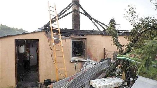 Piorun uderzył w ich drewniany dom. Potrzebują pomocy