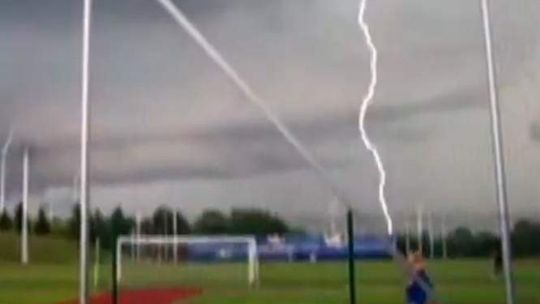 Piorun uderzył w stadion tuż po meczu piłkarskim (wideo)
