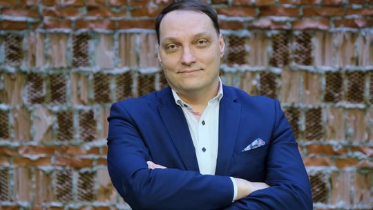 Piotr Franaszek przez kilka miesięcy szefował amerykańskiej filii Instytutu Pileckiego w Nowym Jorku. Działalność filii jest przedmiotem publikacji Kanału Zero oraz kontroli prowadzonych przez prokuraturę, CBA i NIK.