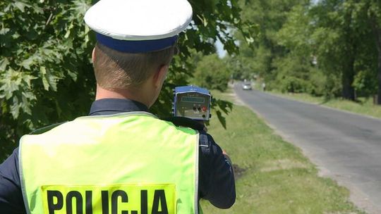 Pirat drogowy uciekał policjantom, ukrył się w lesie