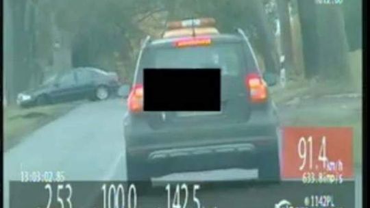 Pirat drogowy zmusił kierowcę do zjechania z drogi (wideo)