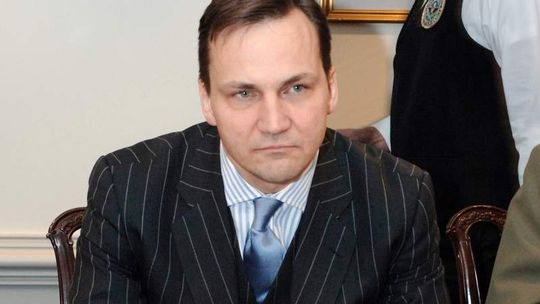 PiS chce usunięcia Sikorskiego z PO. Odpowiedź: Publikacja "Wprost" to insynuacje