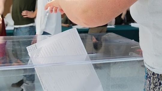 PiS i PSL zdobyły tu dokładnie po 2501 głosów. Radny wygrał mandat w losowaniu