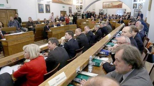 PiS ma problem. Radny został posłem, a następczyni nie może ślubować na najbliższej sesji