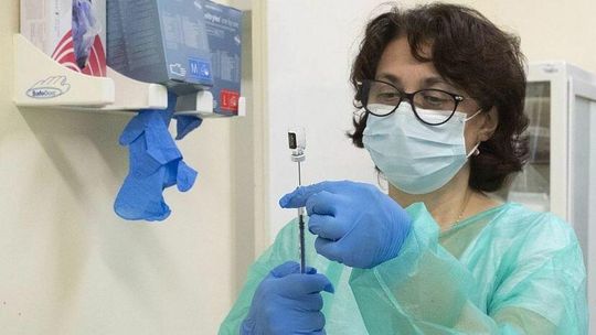 PiS szuka poparcia w sprawie szczepień pracowników