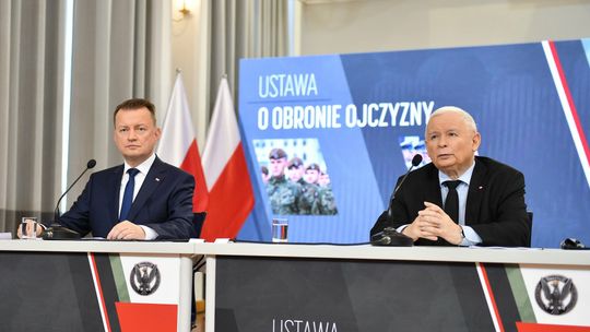 PiS szykuje się do wojny i pracuje nad "ustawą o obronie ojczyzny". Powróci obowiązkowa służba wojskowa?