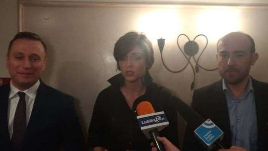 "PiS znowu łamie prawo". Politycy PO w Lublinie o przekazaniu nagród na rzecz Caritasu