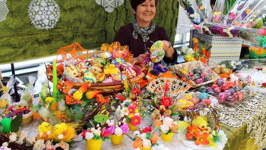 Pisanki, baranki, serwetki. Jak się robi wielkanocne ozdoby? Kiermasz w Puławach