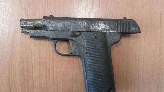 Pistolet na strychu domu. Broń była zawinięta w materiał