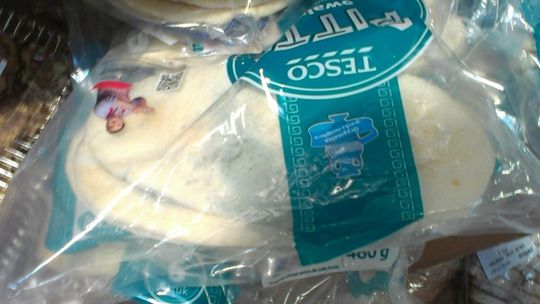 Pita z pleśnią i pieczywo sprzed miesiąca. Sanepid kontroluje Tesco