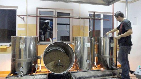 "Piwne Podziemie" już warzy. Pierwsze piwo poleżakuje z drewnem