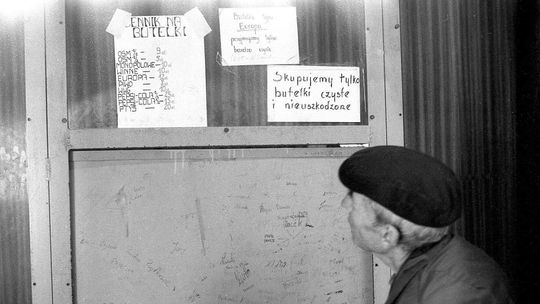 Piwo z budki i kiełbasa. Tak się piło w PRL-u