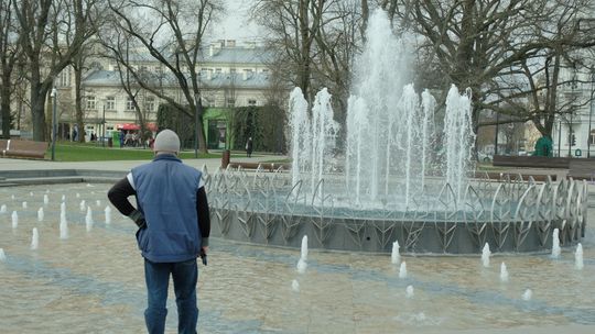 Pl. Litewski: Odpalili fontannę po zimie. Na razie to tylko próby