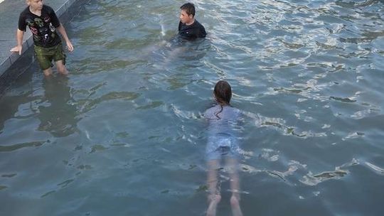 Plac Litewski: Będzie zakaz kąpieli w nowej fontannie. Ale to nie oznacza zakazu wchodzenia do wody