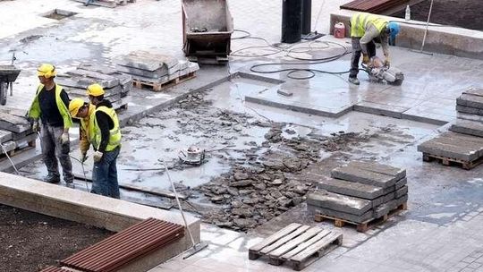 Plac Litewski: Niedawno położyli, a już rozbierają