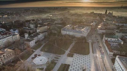 Plac Litewski tuż przed przebudową. Zdjęcia i wideo z drona