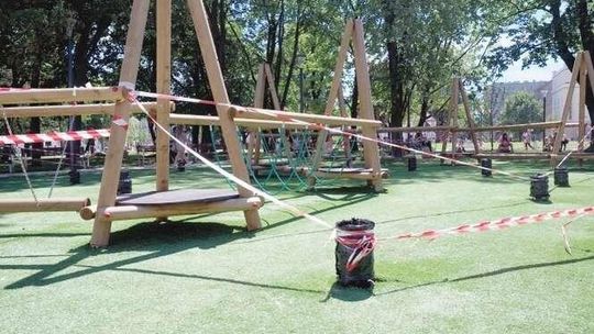 Plac Litewski: Zniknęły bujane koziołki. Każdy był uszkodzony 
