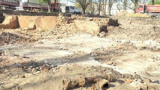 Plac Litewski: Zostawić ruiny cerkwi do oglądania, czy schować pod ziemią? 
