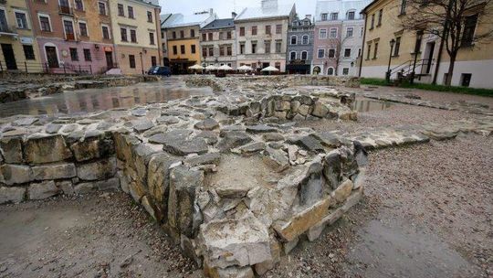 Plac Po Farze: Budowla w rozsypce jeszcze trochę poczeka