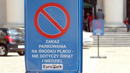 Plac przed archikatedrą: Zakaz parkowania pod znakiem zapytania