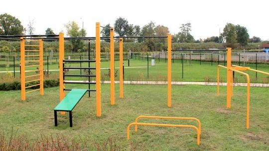 Plac street workout w Puławach gotowy. W porcie można fikać koziołki