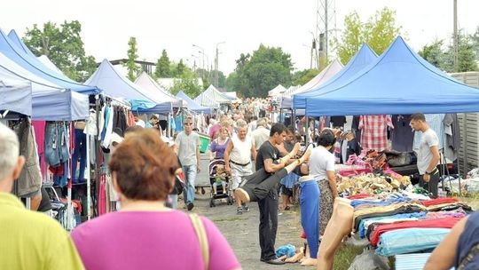 Plac targowy w Łęcznej. Targ w poniedziałek, w weekendy parking dla kibiców