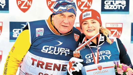 Monika Skinder razem z trenerem Waldemarem Kołcunem