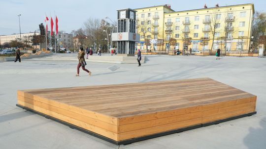 Plac w centrum miasta już po przebudowie. Jak się podoba mieszkańcom? [zdjęcia]
