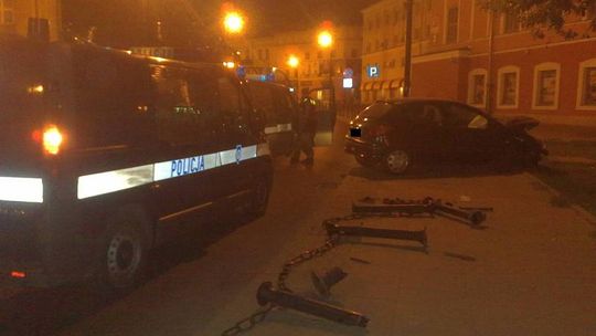 Plac Wolności: Peugeot wypadł z drogi. Zniszczył słupki