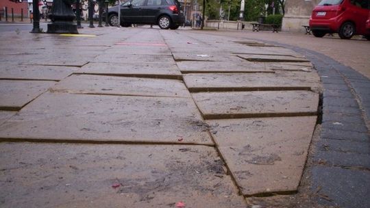 Plac Wolności: Popękane płyty chodnikowe, kałuże, lekceważenie przepisów