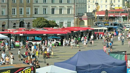 Plac Zamkowy zamienił się w mini-zajezdnię