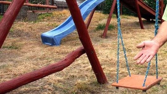 Place zabaw pod lupą straży miejskiej. Czy w piasku jest czysto?