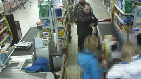 Płacił cudza kartą w sklepie. Kto go rozpoznaje?