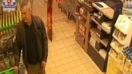 Płacił za zakupy cudzą kartą. Kto go rozpoznaje?