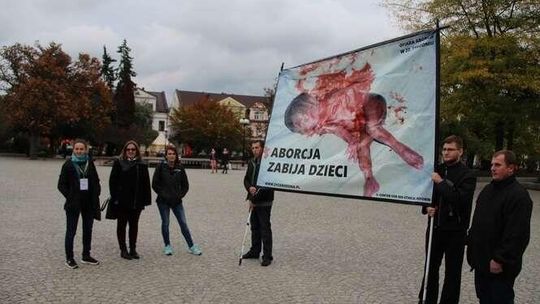 Plakat z drastycznym zdjęciem martwego płodu na Placu Wolności w Białej Podlaskiej